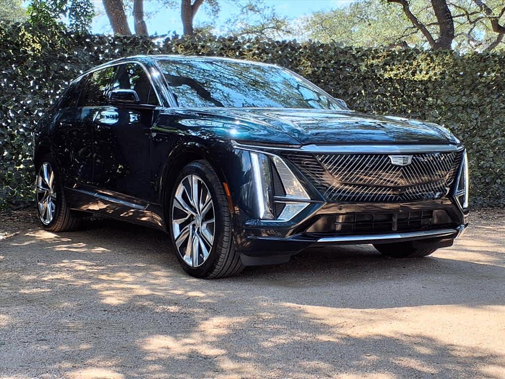 2024 Cadillac Lyriq Luxury photo 2
