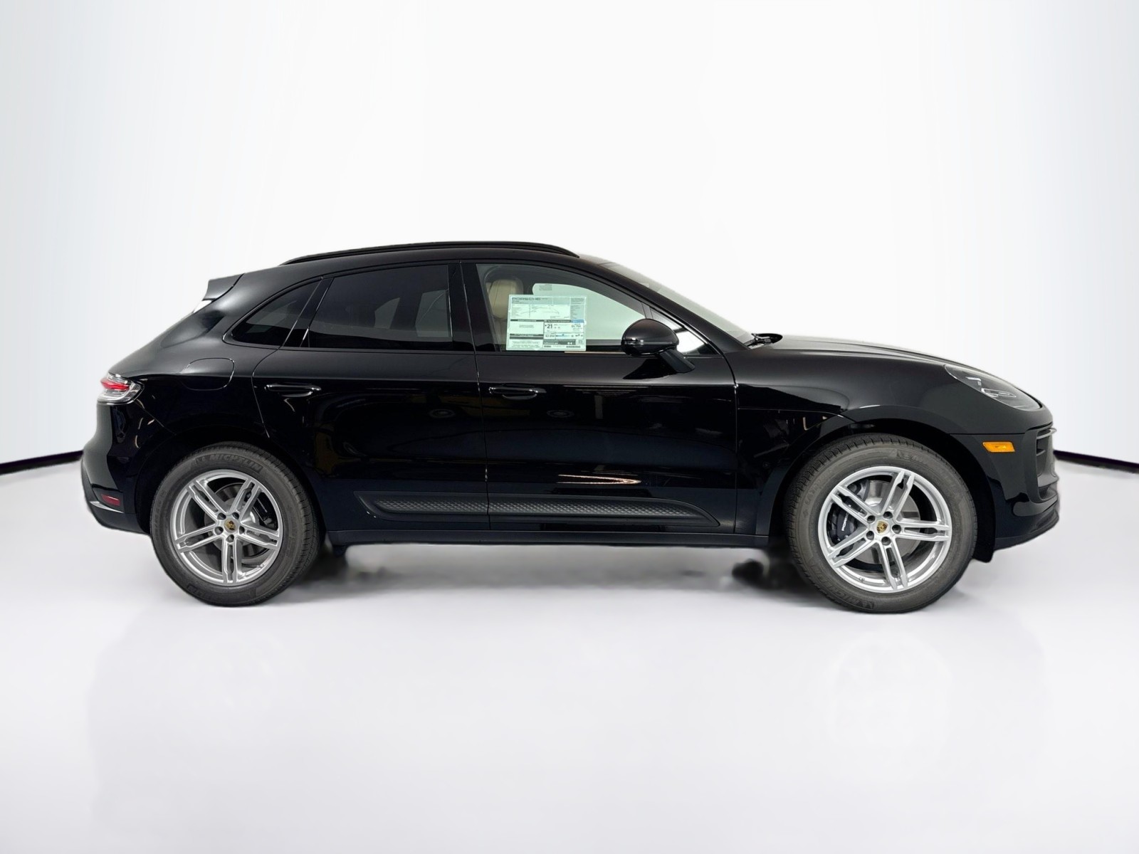 2025 Porsche Macan T photo 25