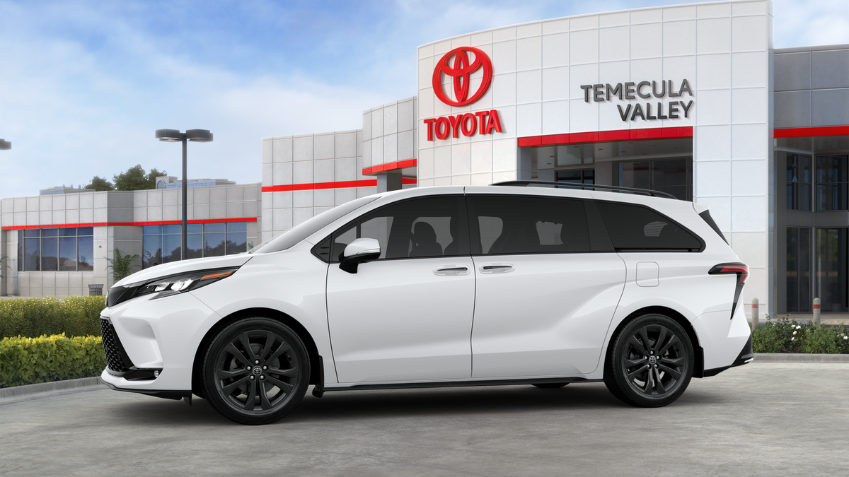 2025 Toyota Sienna XSE photo 2