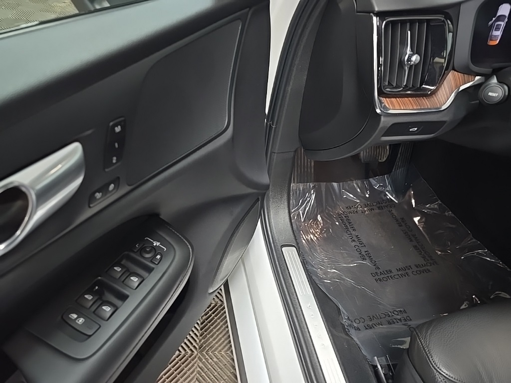 2024 Volvo S60 B5 Plus photo 28