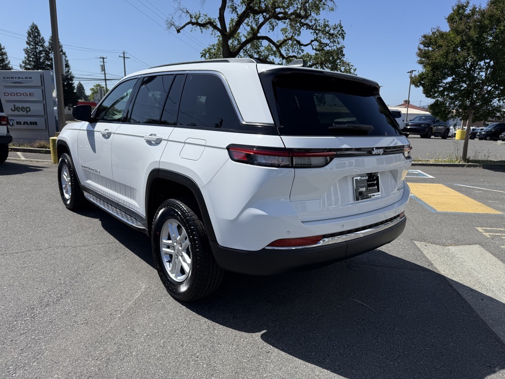 2025 Jeep Grand Cherokee Laredo photo 3