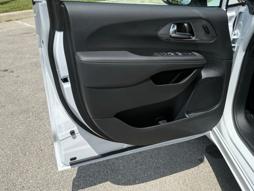 2026 Chrysler Pacifica photo 23