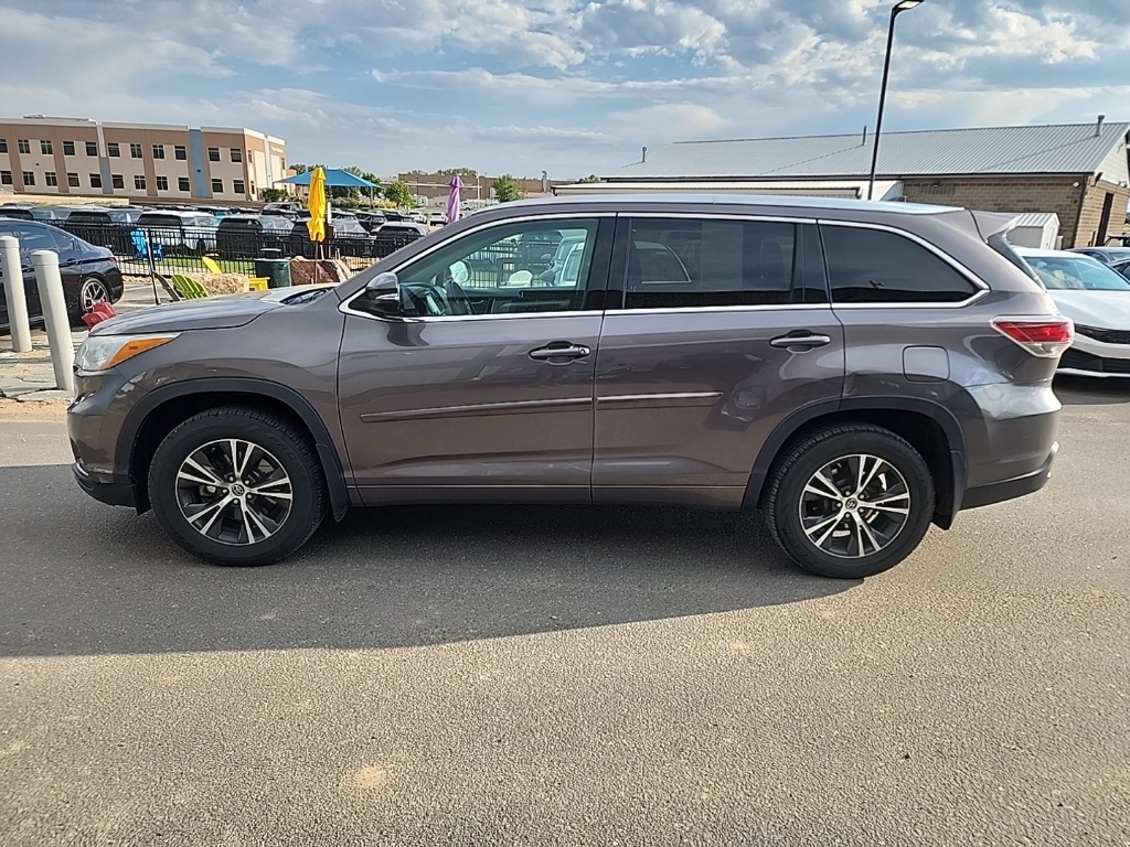2016 Toyota Highlander XLE photo 2