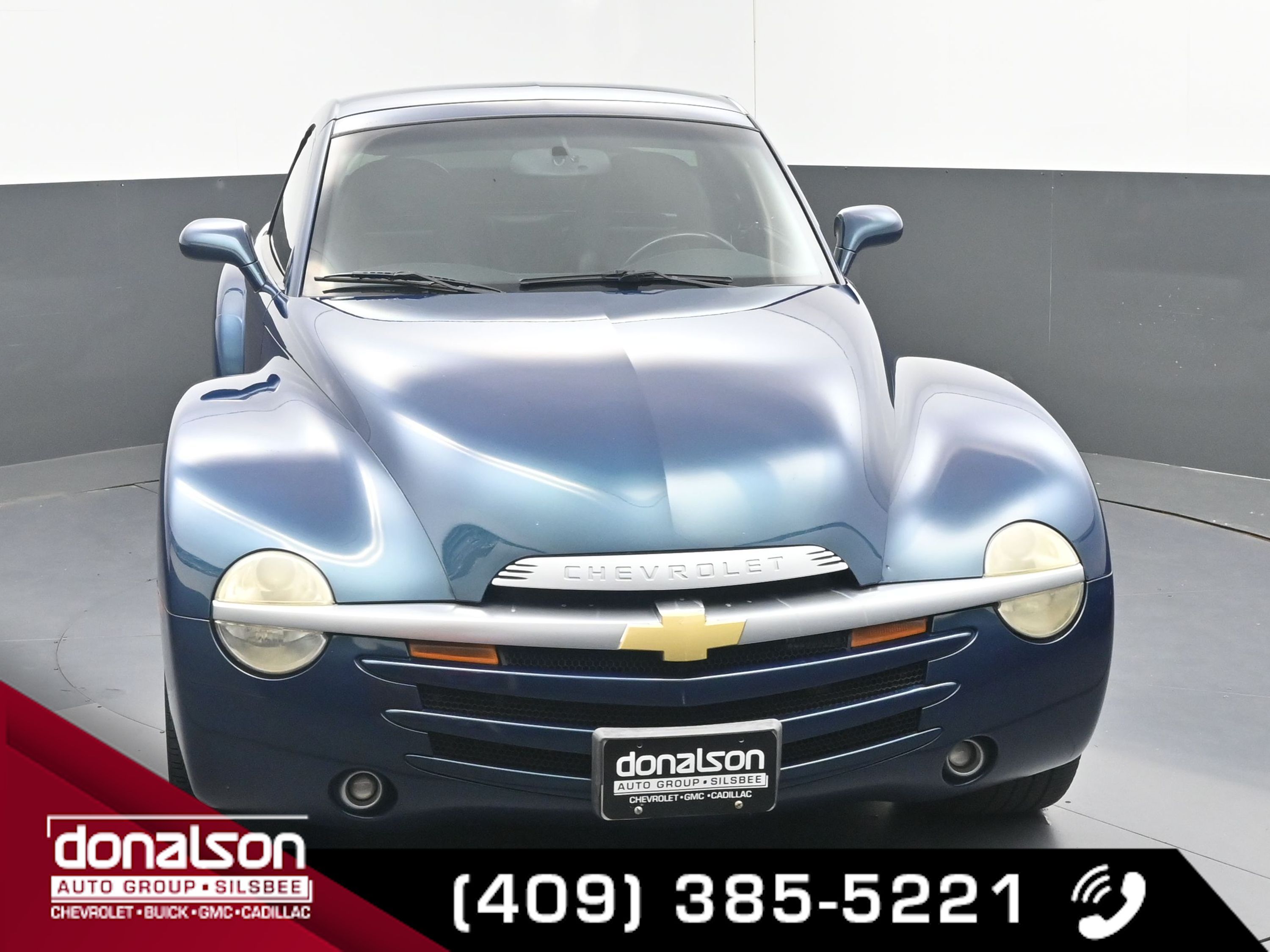 2005 Chevrolet SSR Base photo 2