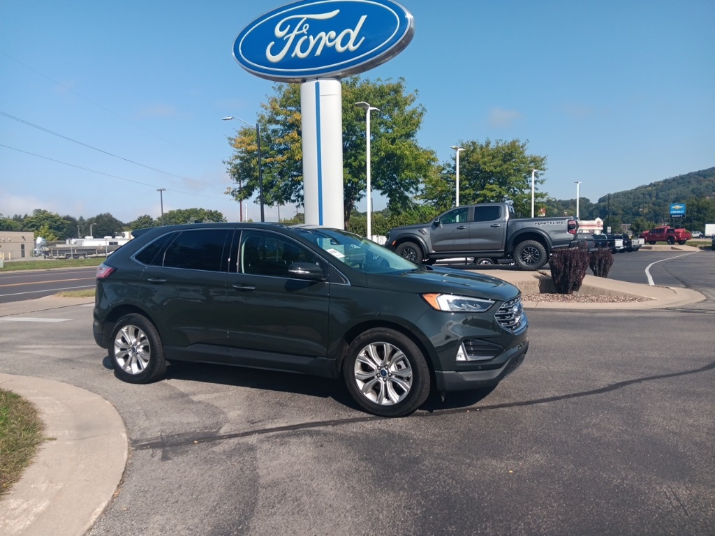 2022 Ford Edge Titanium photo 2