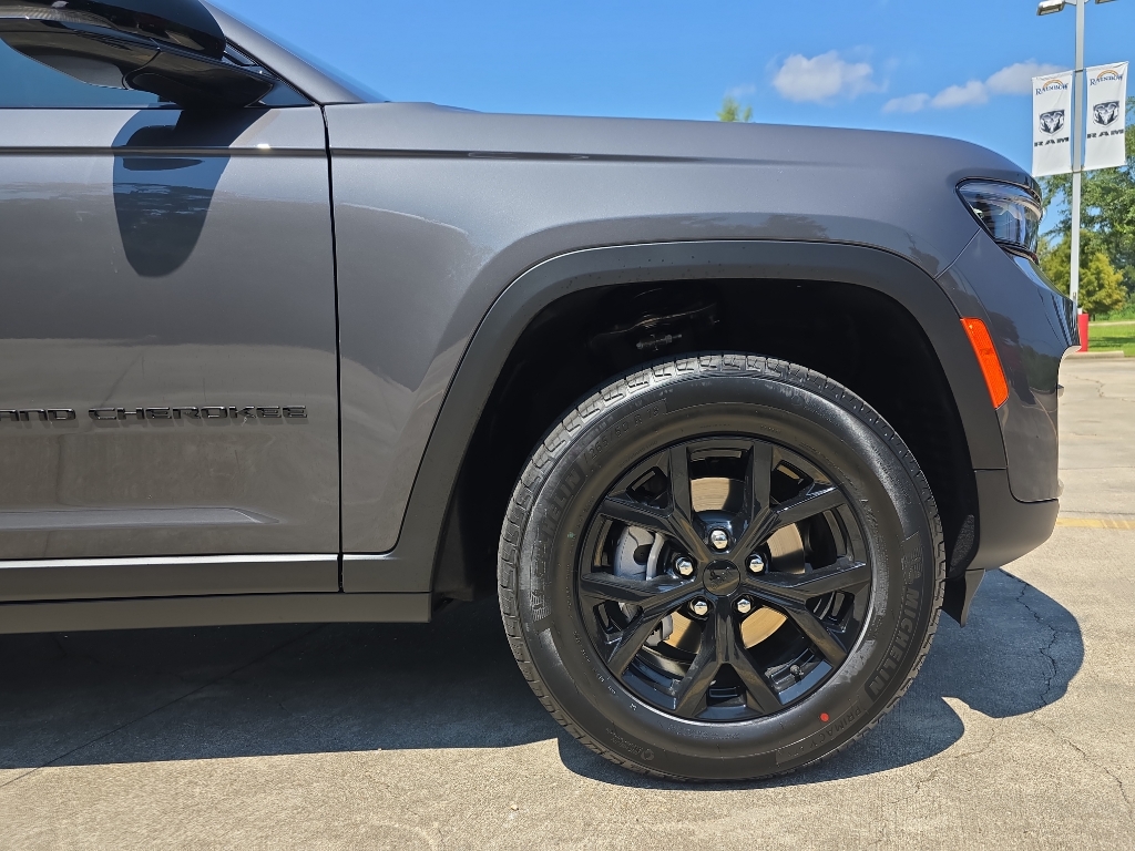 2025 Jeep Grand Cherokee Laredo Altitude photo 5
