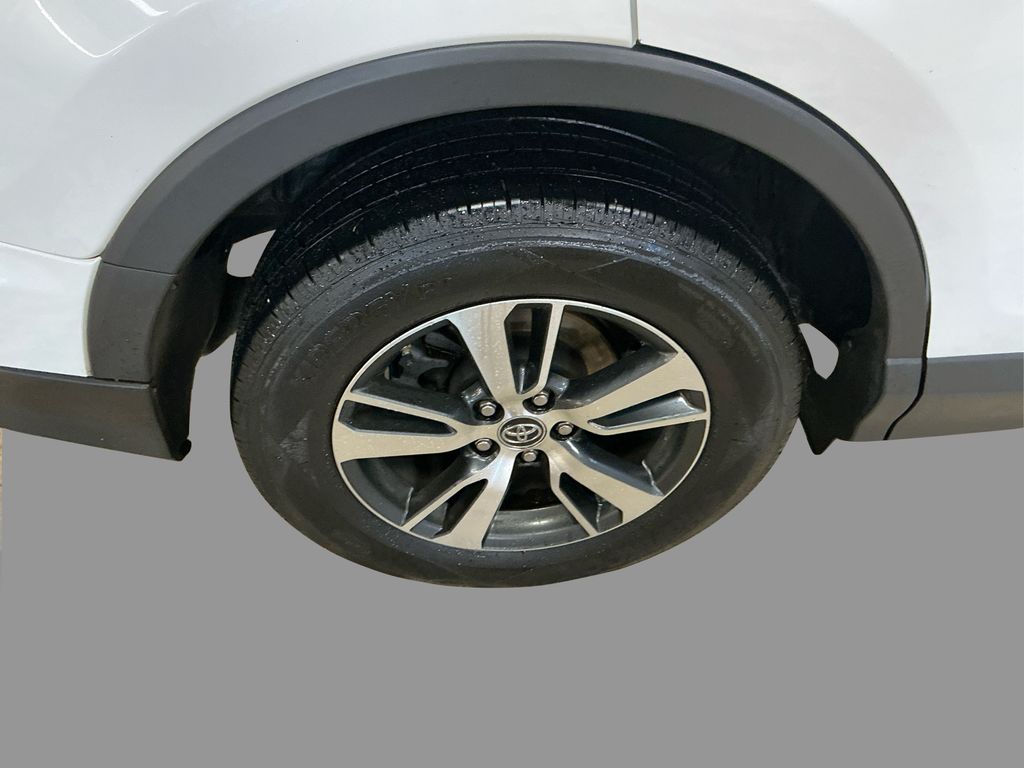 2017 Toyota RAV4 XLE photo 15