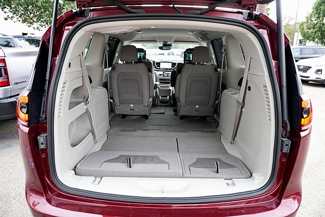 2021 Chrysler Pacifica Touring photo 12