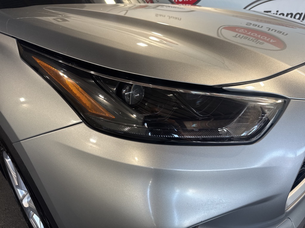 2022 Toyota Highlander LE photo 7