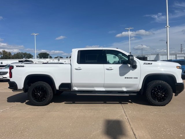 2025 Chevrolet Silverado 2500HD photo 3