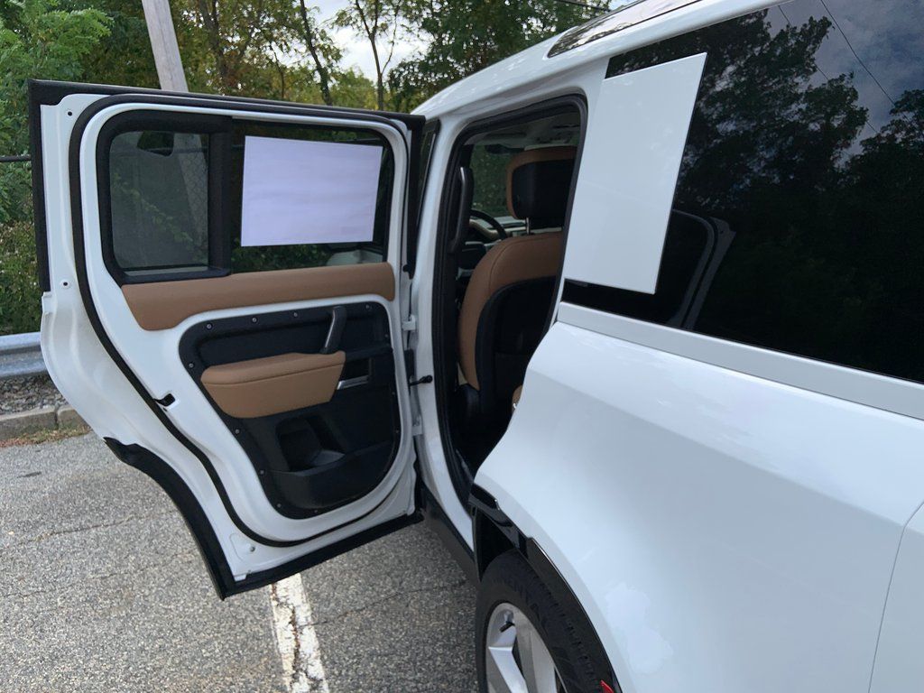 2025 Land Rover Defender 110 X-Dynamic SE photo 9