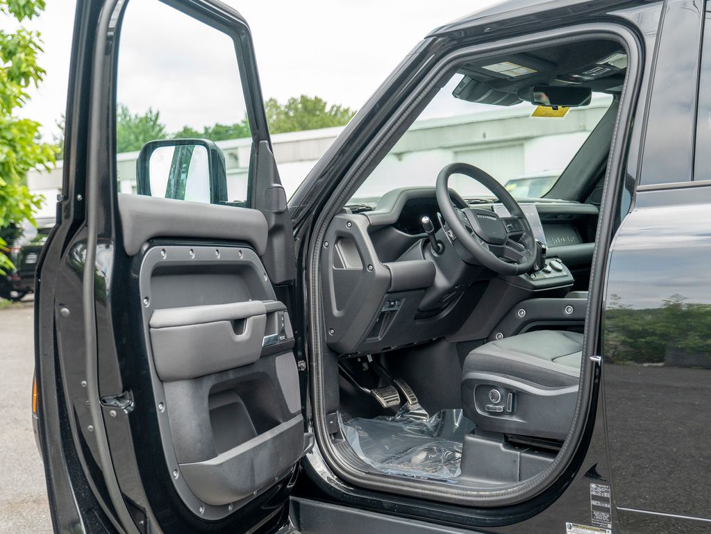 2025 Land Rover Defender 130 V8 photo 10