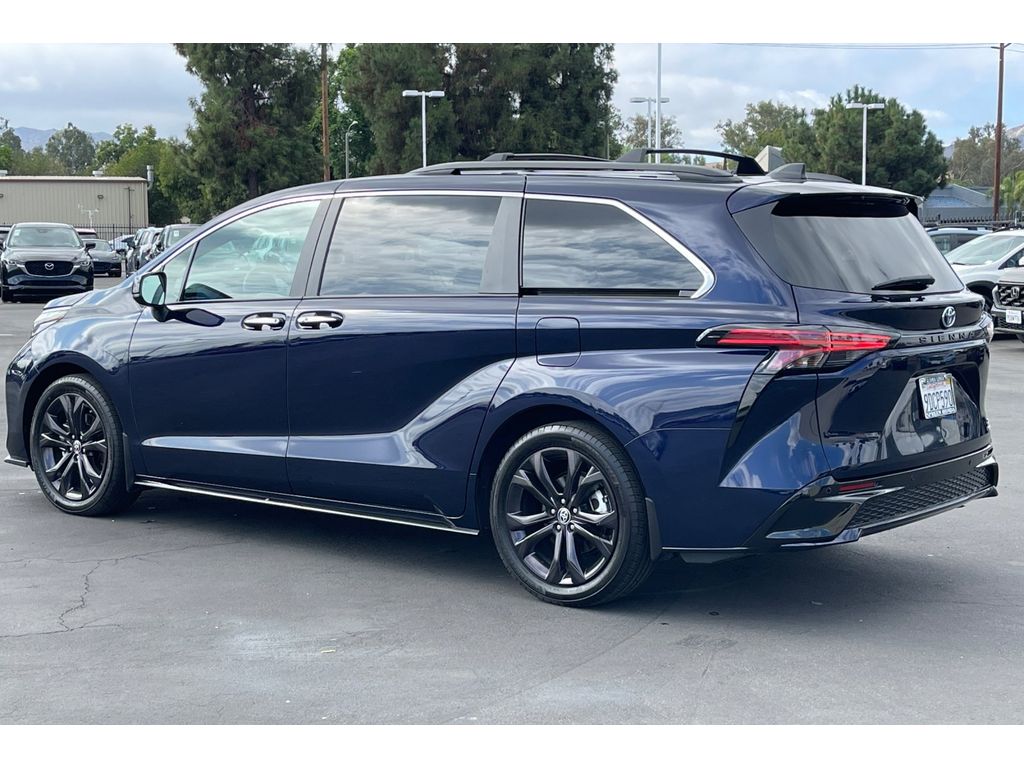 2022 Toyota Sienna XSE photo 2