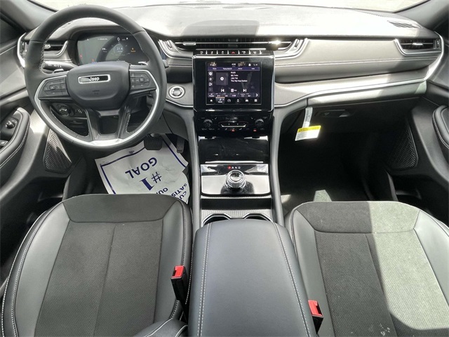 2025 Jeep Grand Cherokee Altitude photo 12