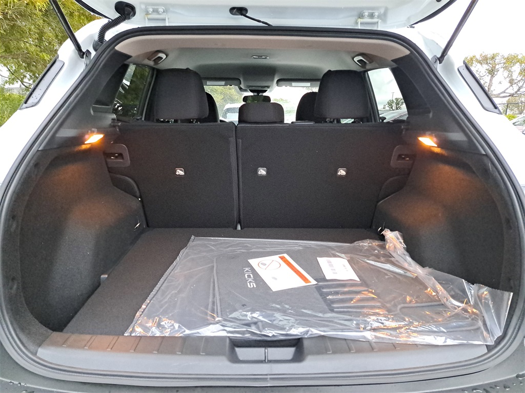 2026 Nissan Kicks SV photo 8