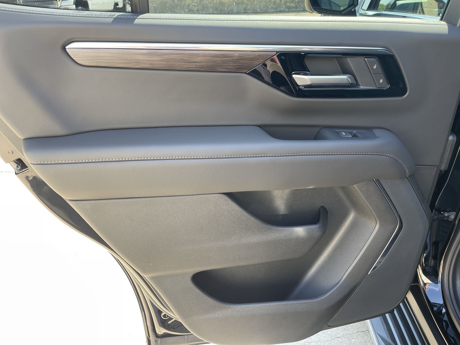 2025 Chevrolet Tahoe LS photo 3