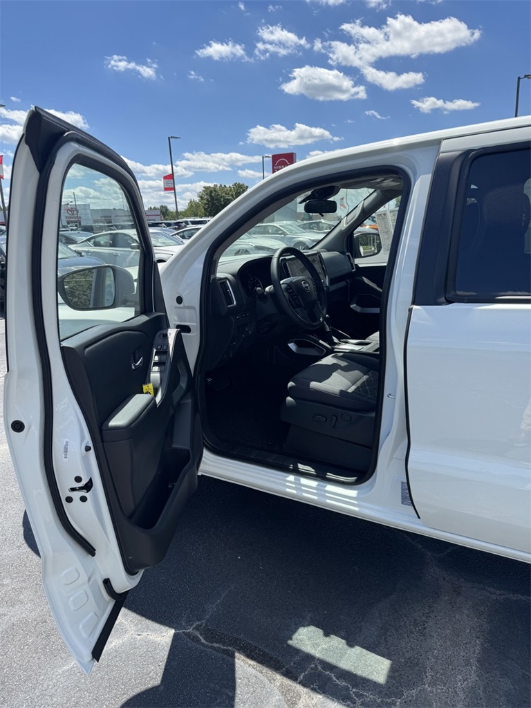 2025 Nissan Frontier Crew Cab SV photo 11