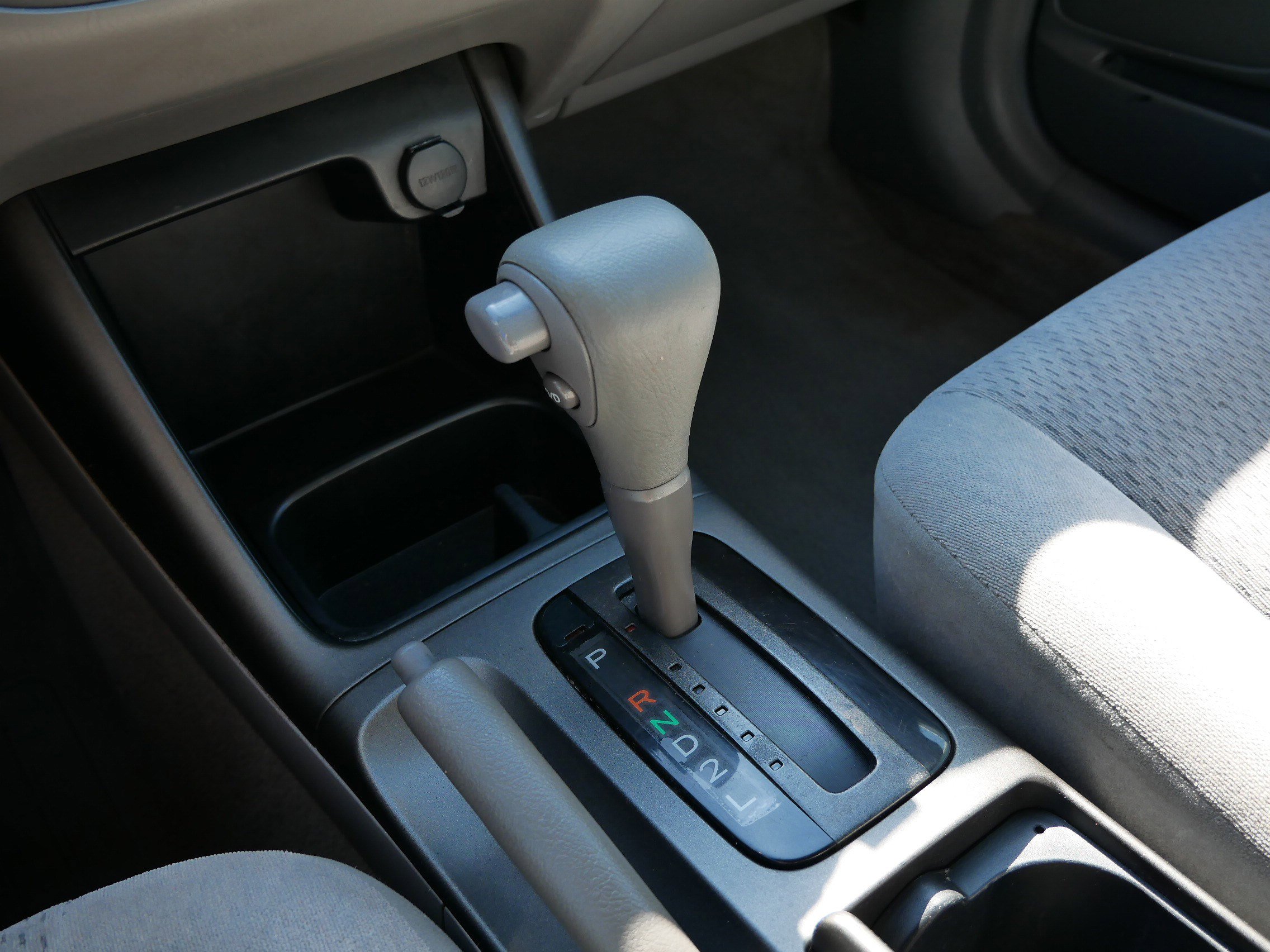 2004 Toyota Camry LE photo 22