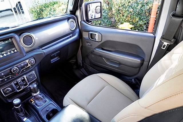 Used 2018 Silver Jeep Unlimited Sahara image 24