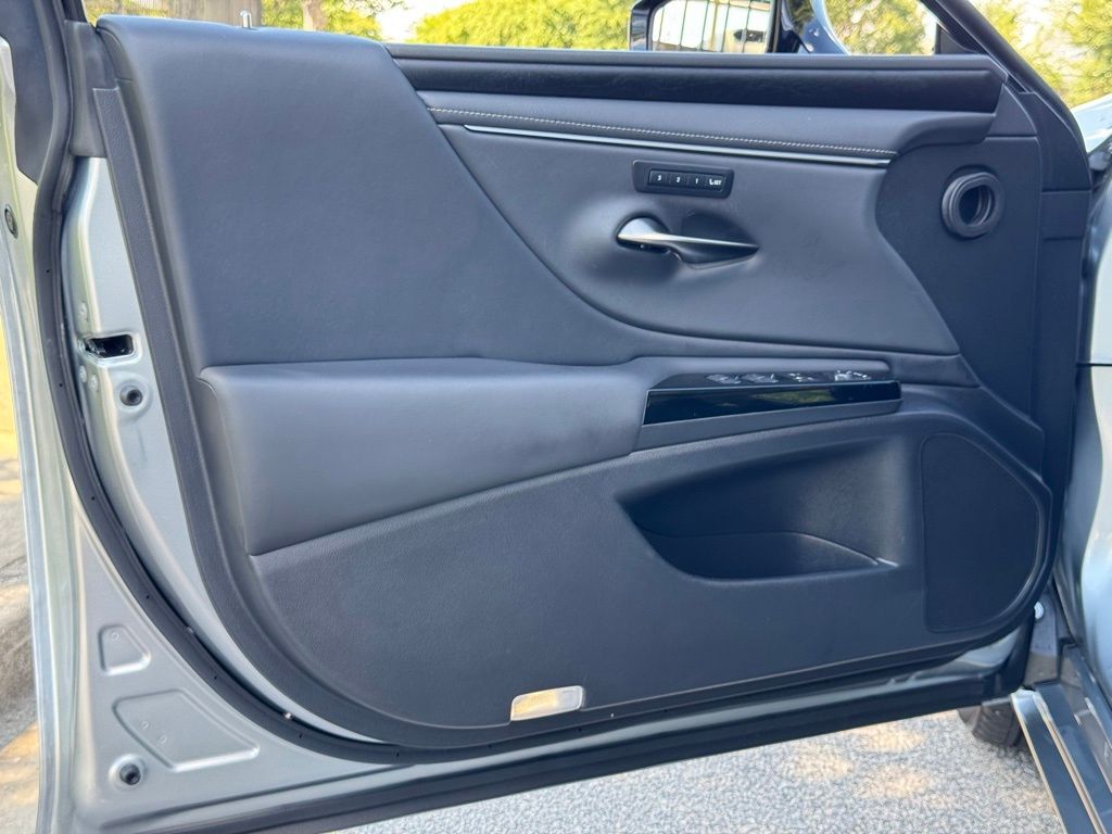 2023 Lexus ES 300h photo 17