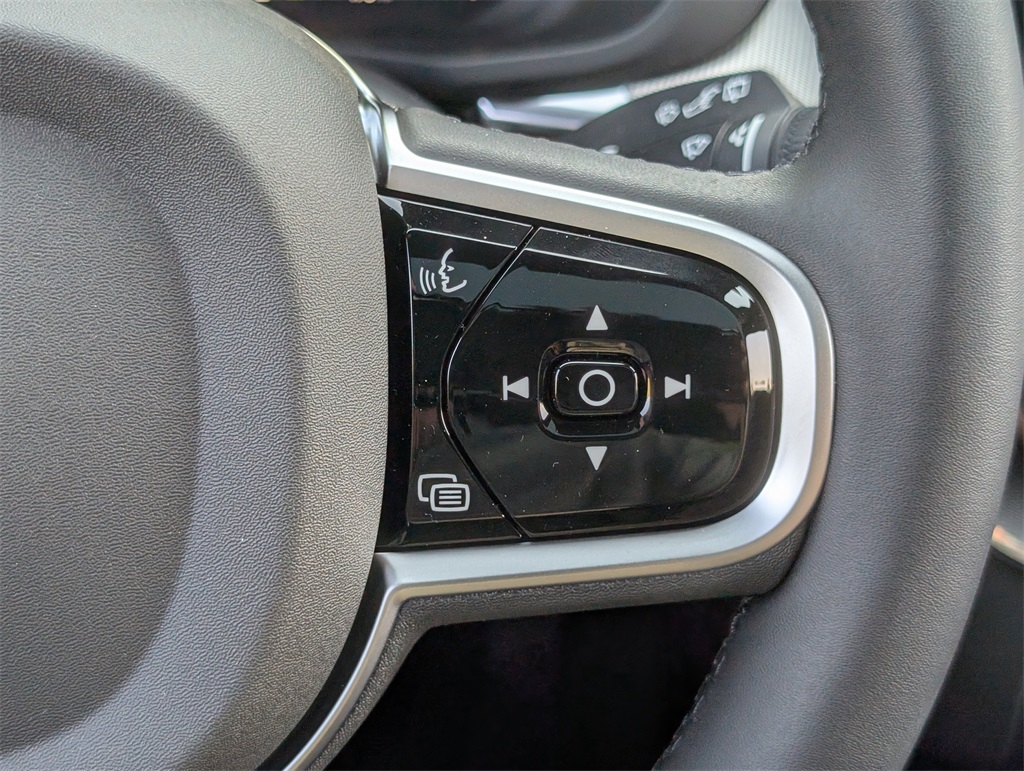 2026 Volvo XC60 B5 Black Edition photo 16