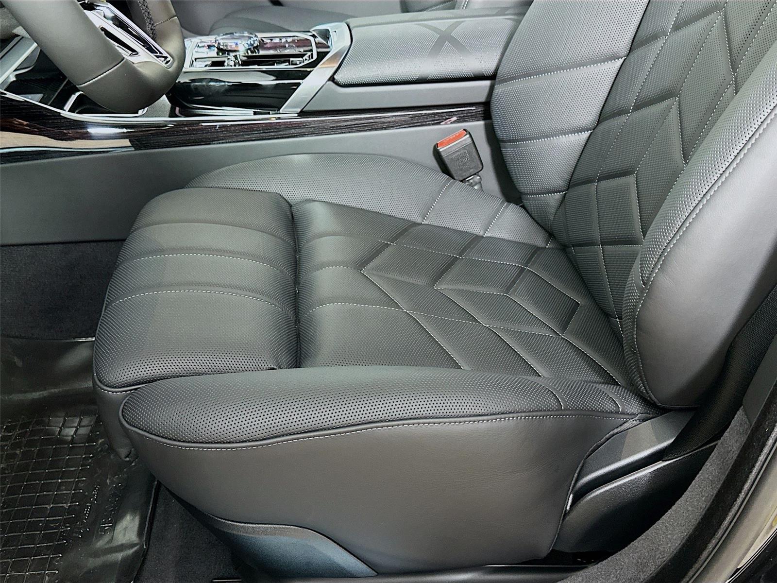 2026 Bmw 750e photo 19