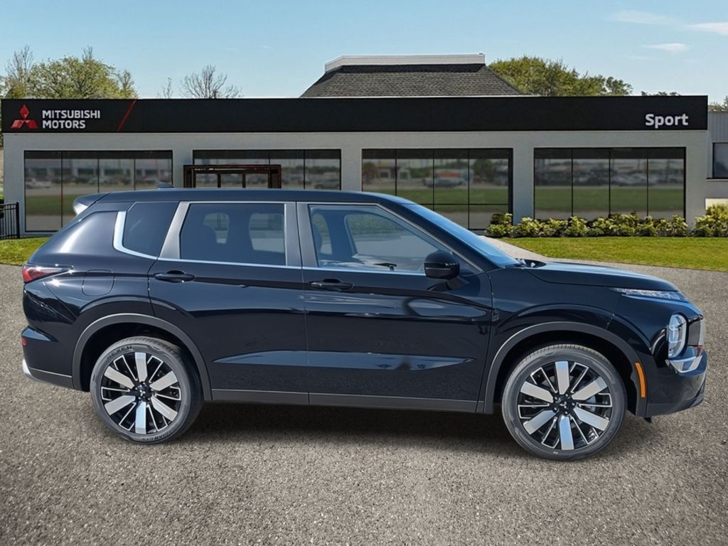 2025 Mitsubishi Outlander SE photo 2