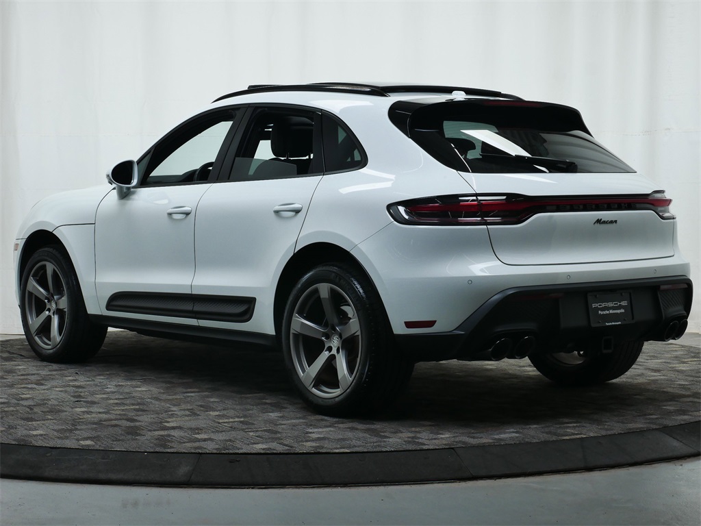 2024 Porsche Macan photo 2