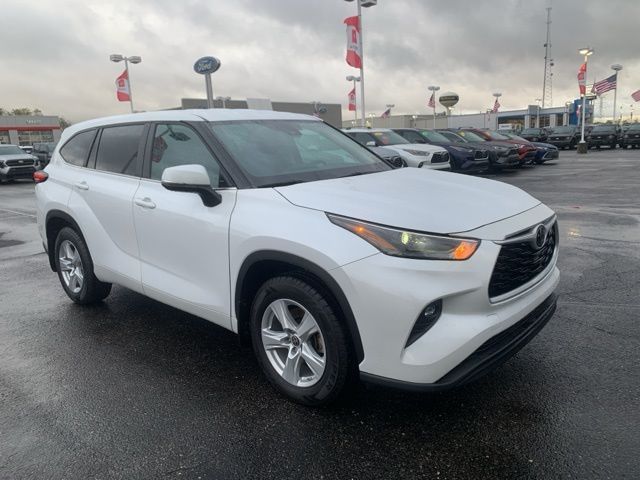 2023 Toyota Highlander LE's photo
