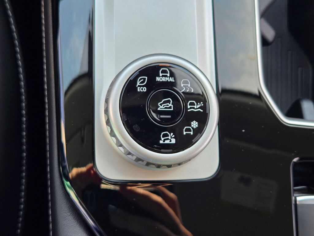 2025 Mitsubishi Outlander SE photo 24