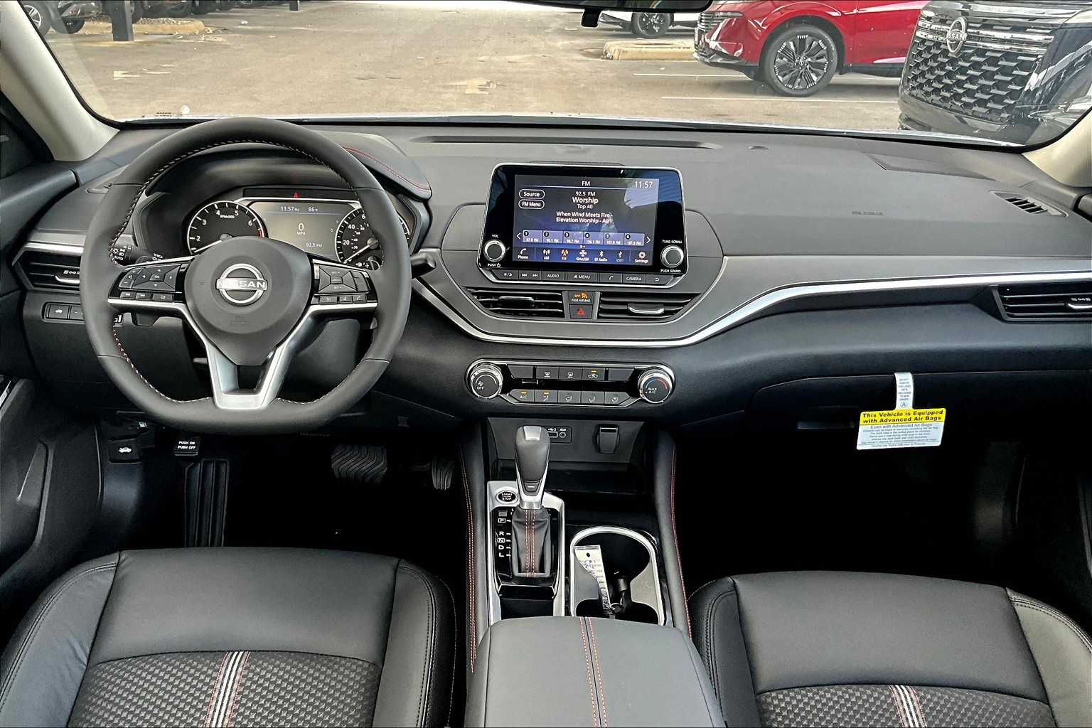 2025 Nissan Altima SR photo 5