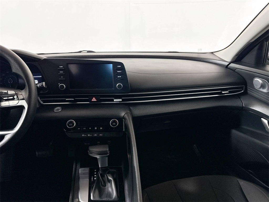 2022 Hyundai Elantra SEL photo 8