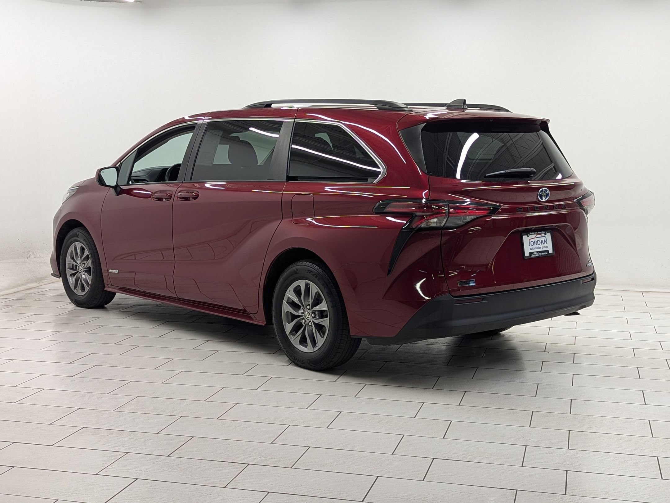 2021 Toyota Sienna LE photo 2