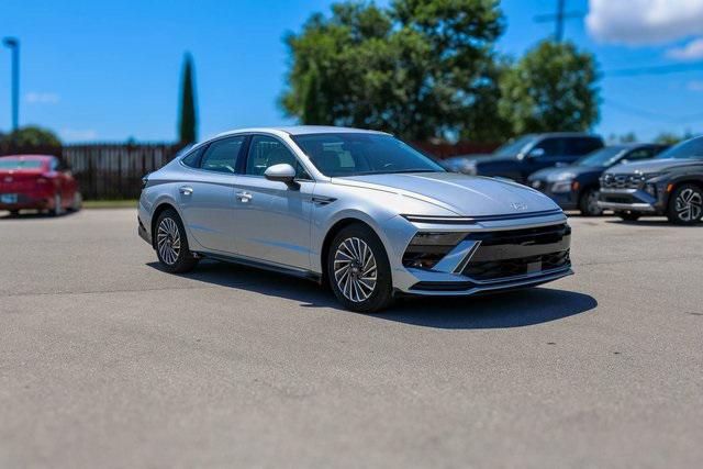 New 2025 Silver Hyundai SEL image 1