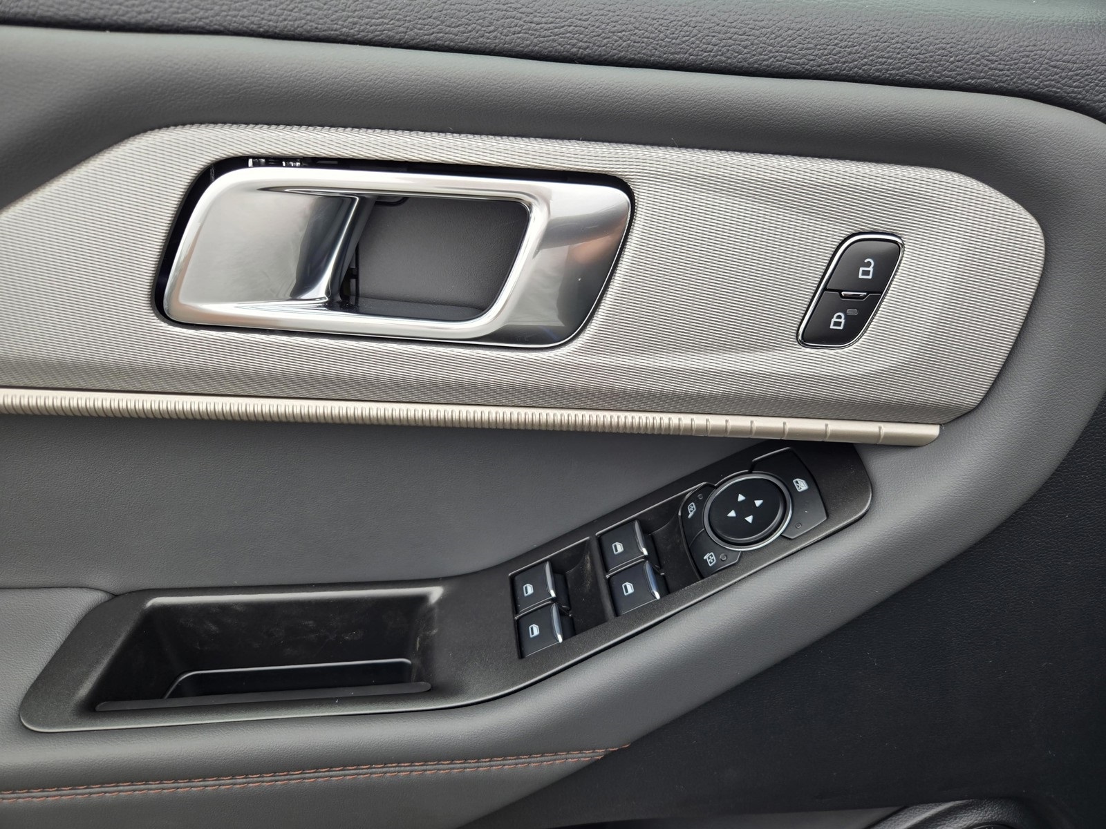 2025 Ford Explorer photo 8