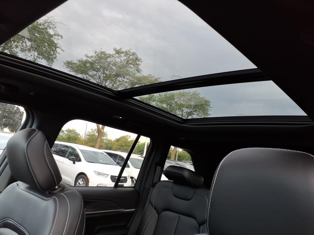 2025 Jeep Grand Cherokee Limited photo 8