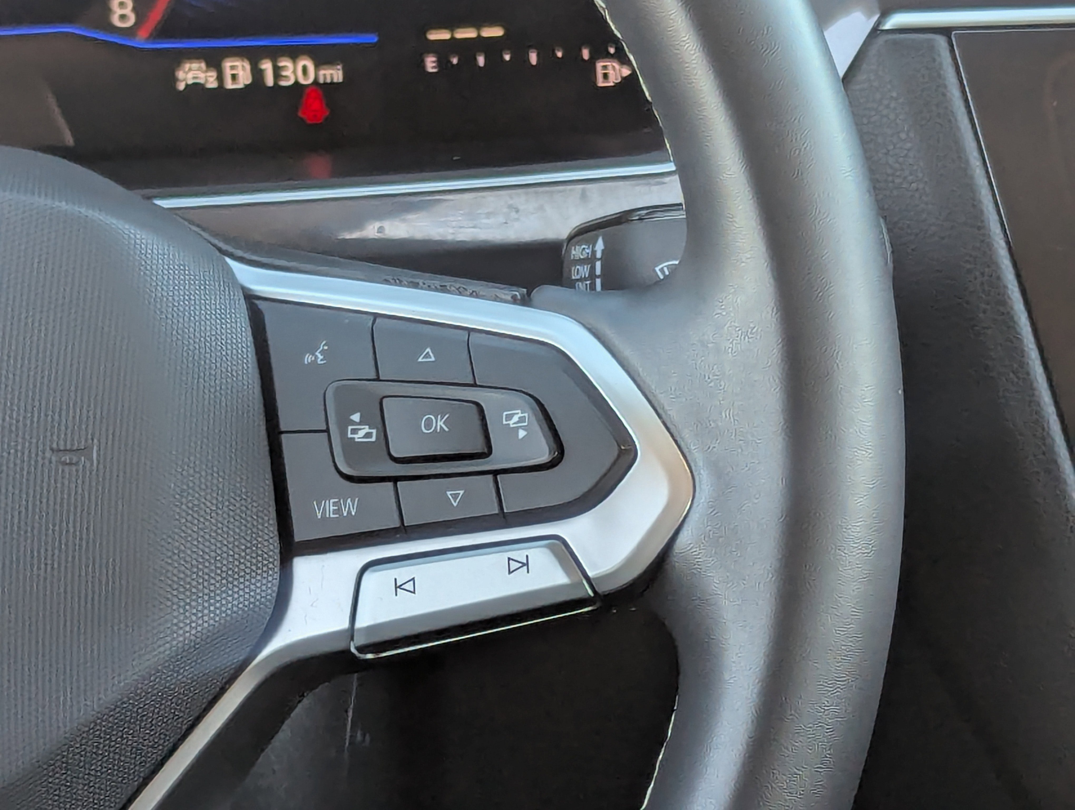 2023 Volkswagen Tiguan SE photo 2