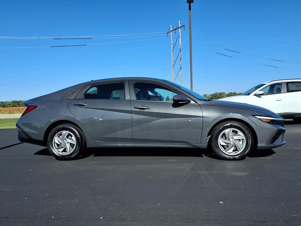 2025 Hyundai Elantra SE photo 2