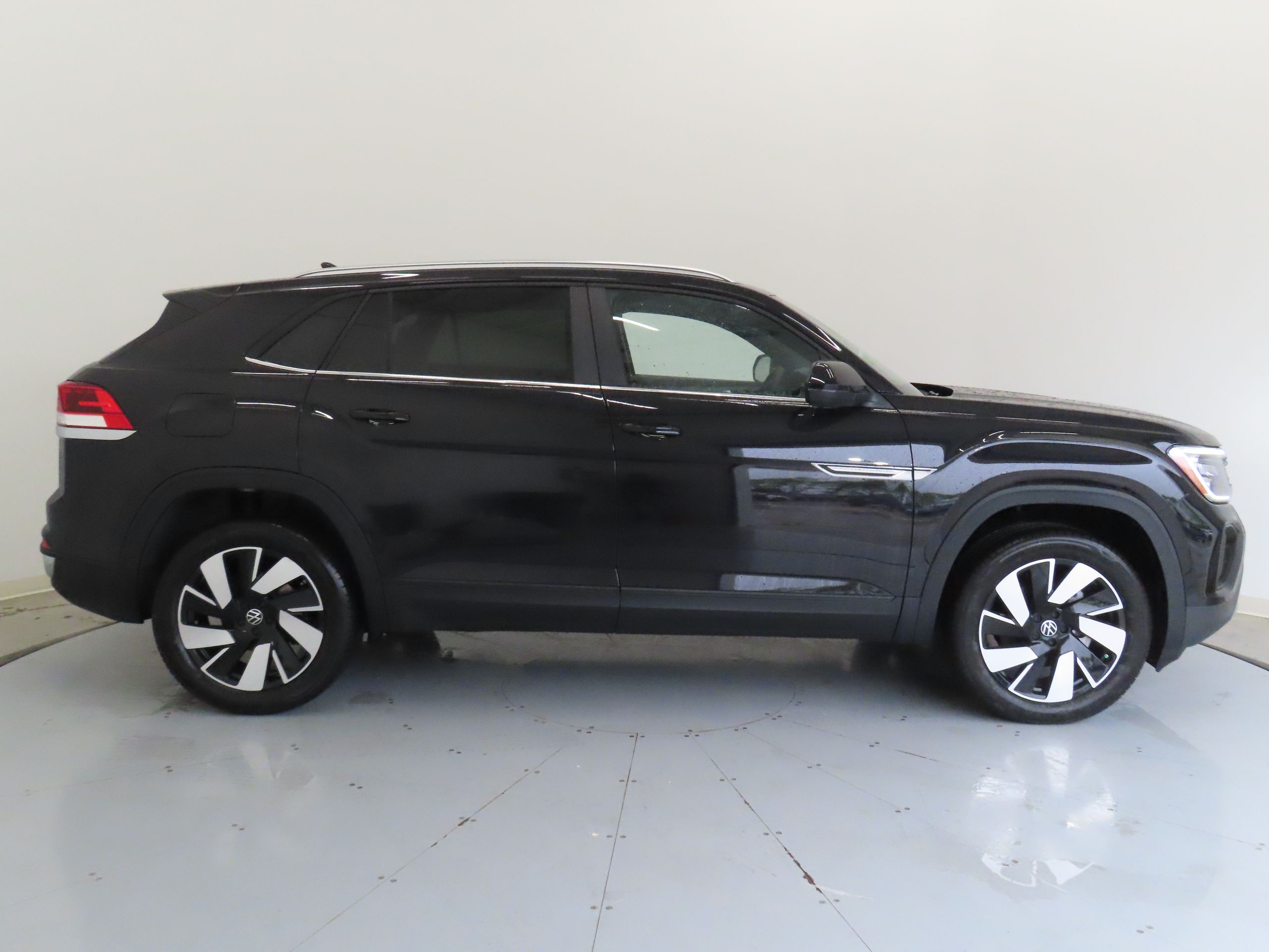 2025 Volkswagen Atlas Cross Sport SE Technology photo 2