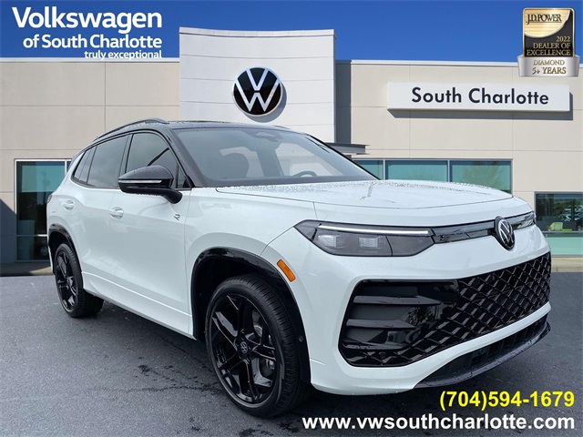 2025 Volkswagen Tiguan SE R-LINE BLACK's photo