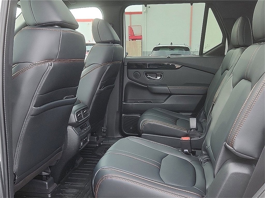 2025 Honda Pilot TrailSport photo 3