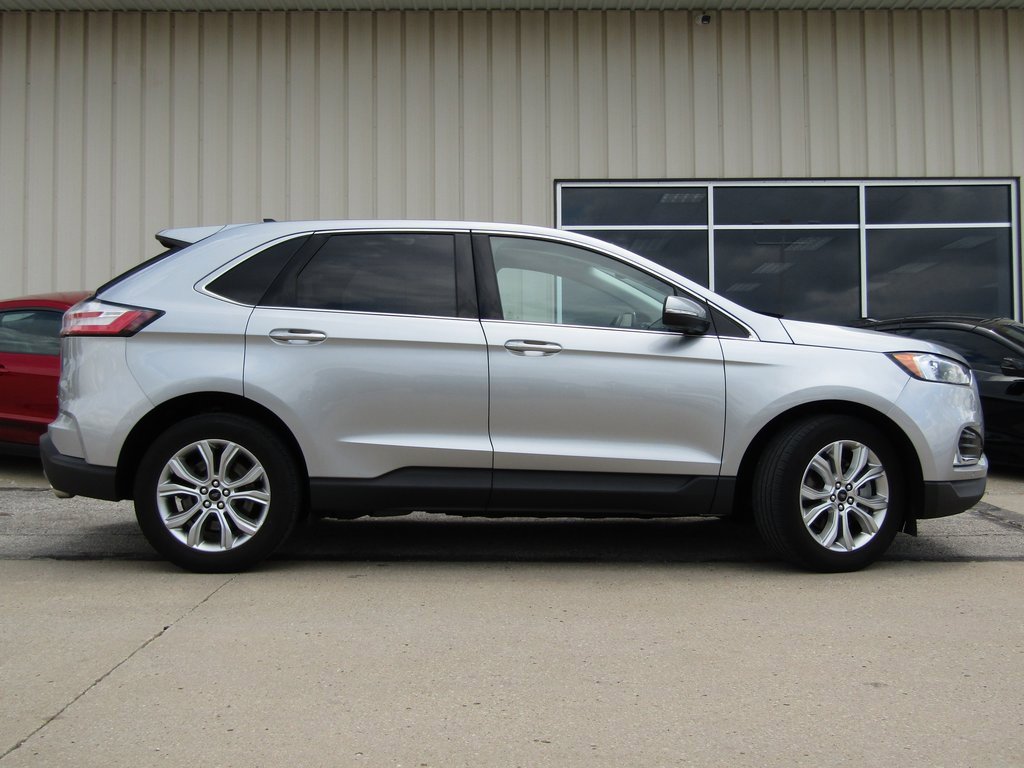 2024 Ford Edge Titanium photo 2