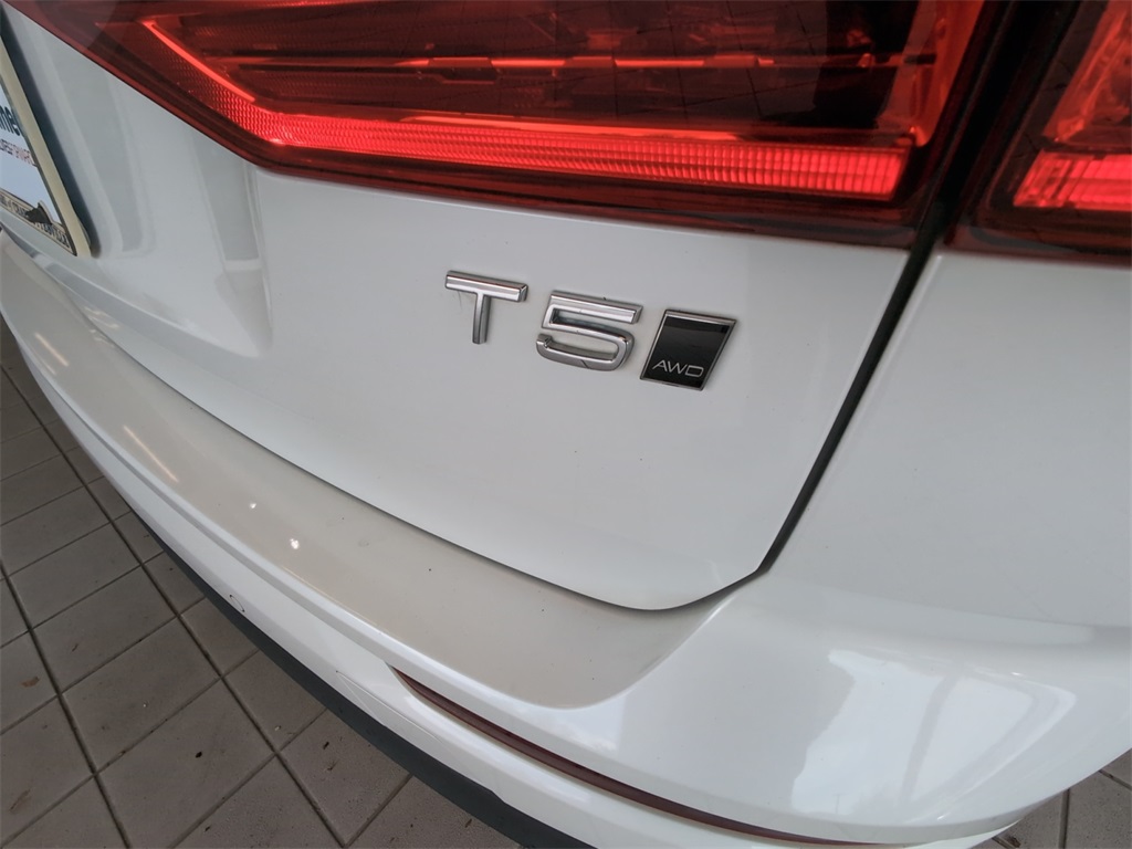 2018 Volvo XC60 T5 Momentum photo 17