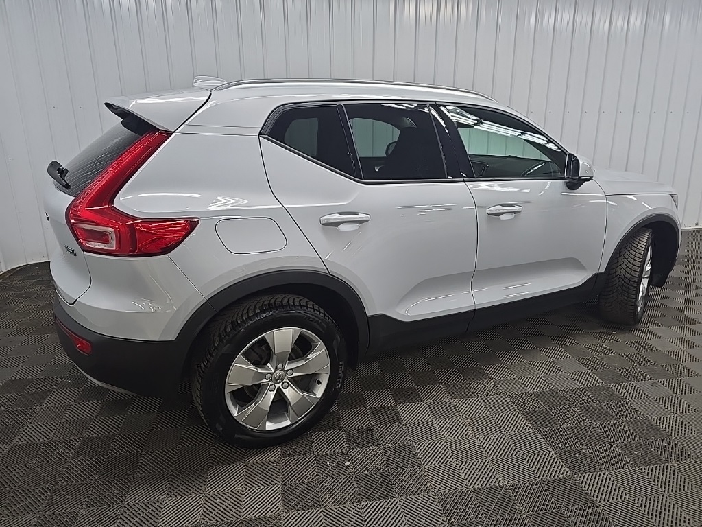 2022 Volvo XC40 Momentum photo 3