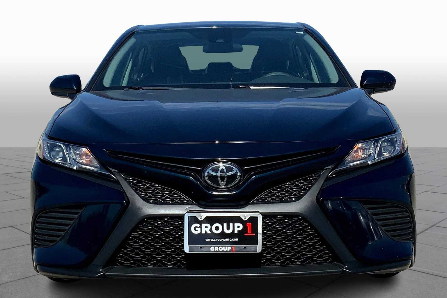 2020 Toyota Camry SE photo 3