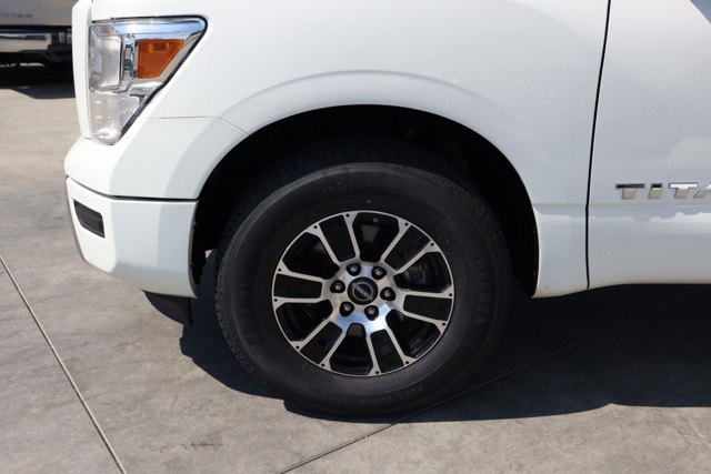 2023 Nissan Titan SV photo 10