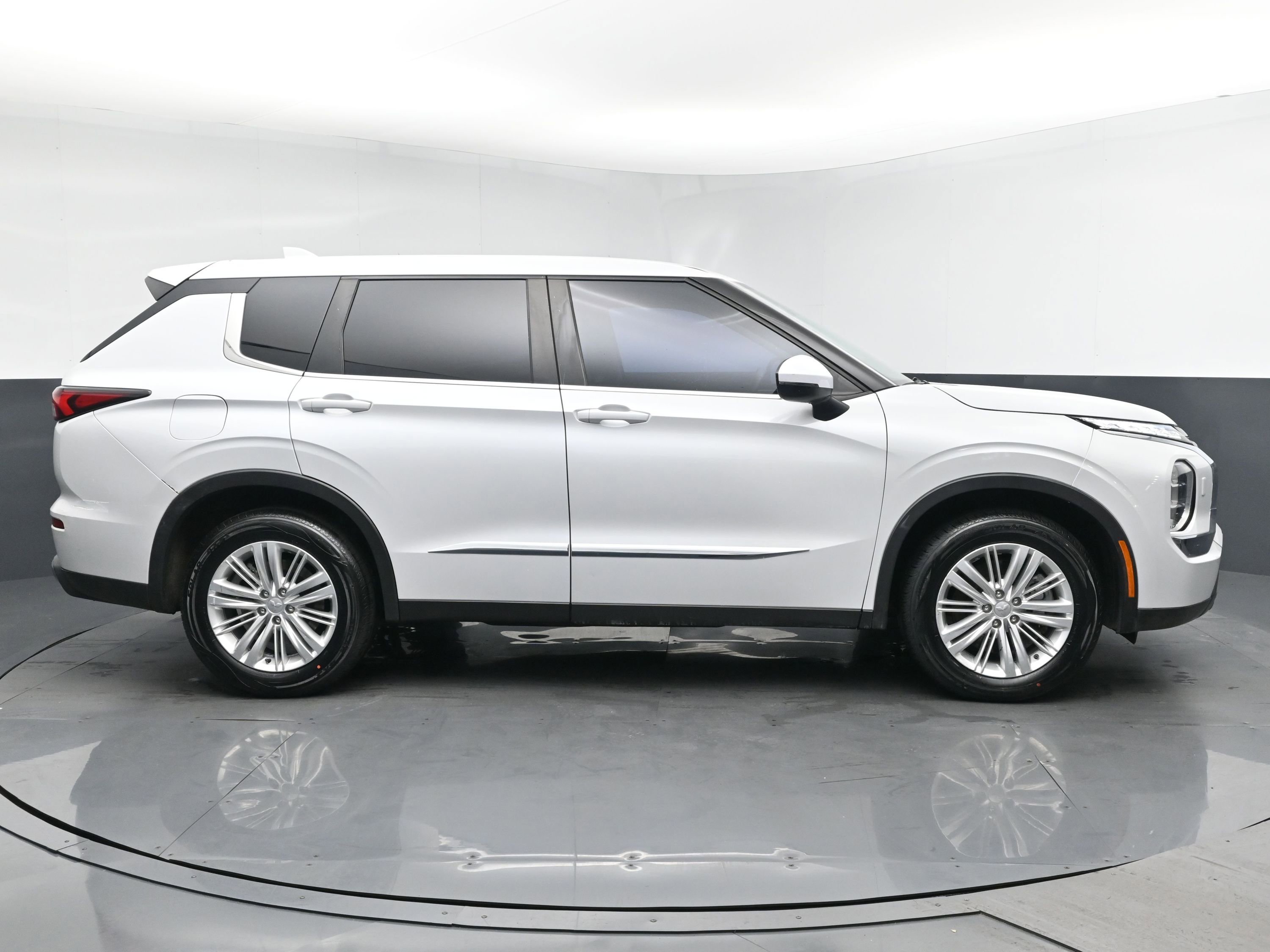 2022 Mitsubishi Outlander ES S-AWC photo 2