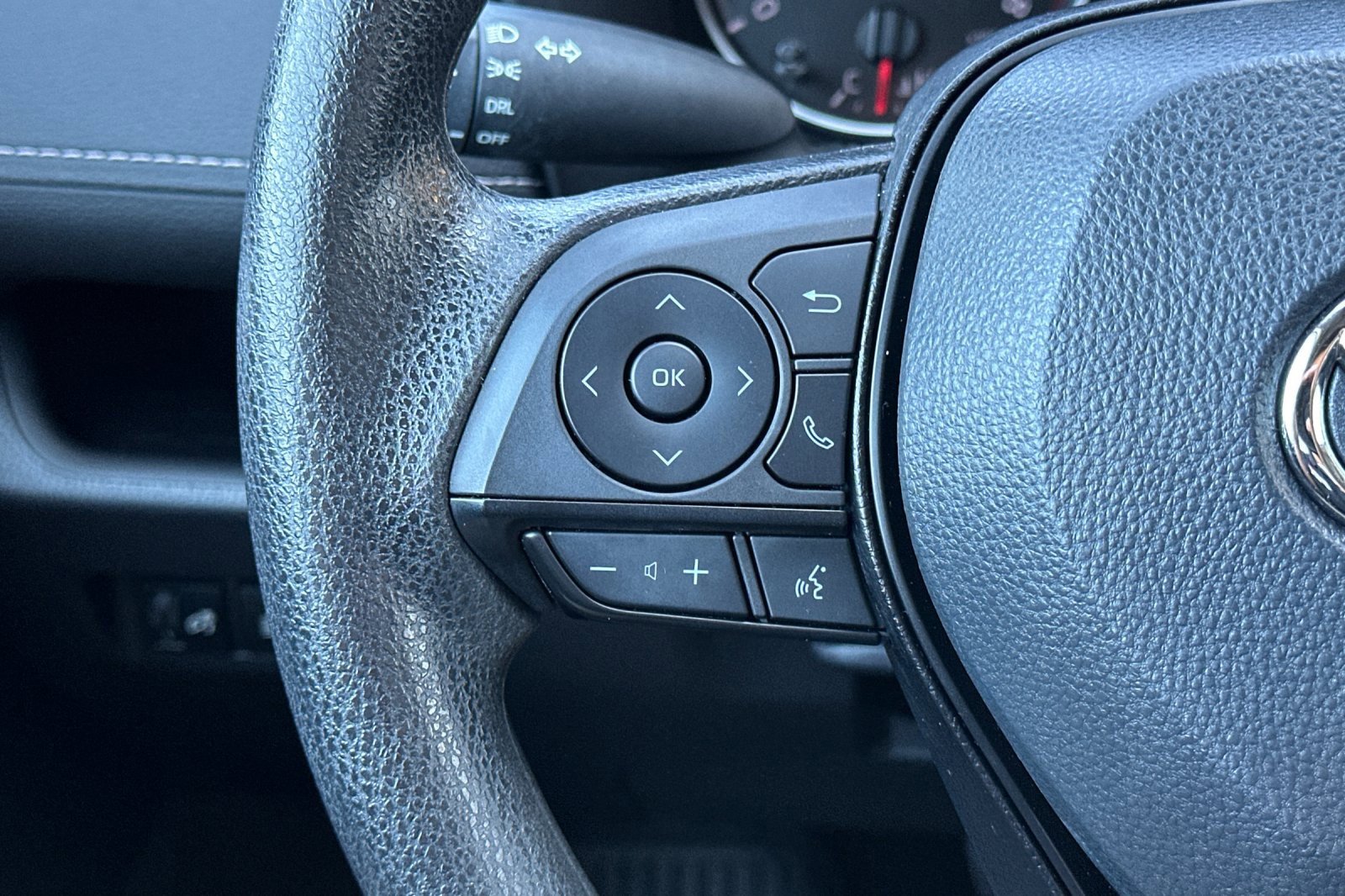 2022 Toyota RAV4 LE photo 29