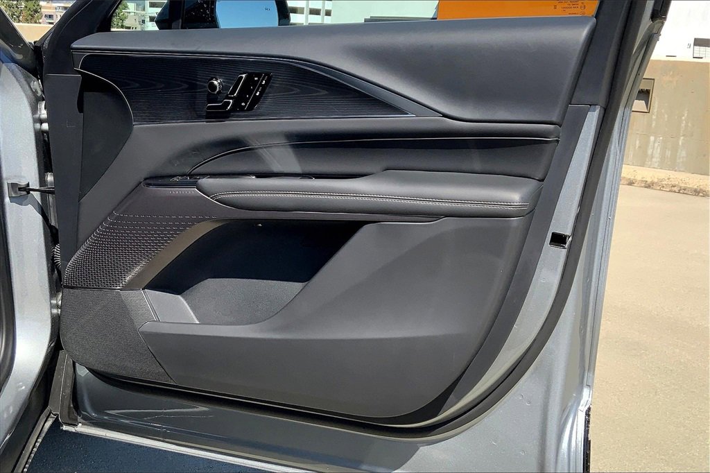 2025 Cadillac Lyriq Luxury photo 31