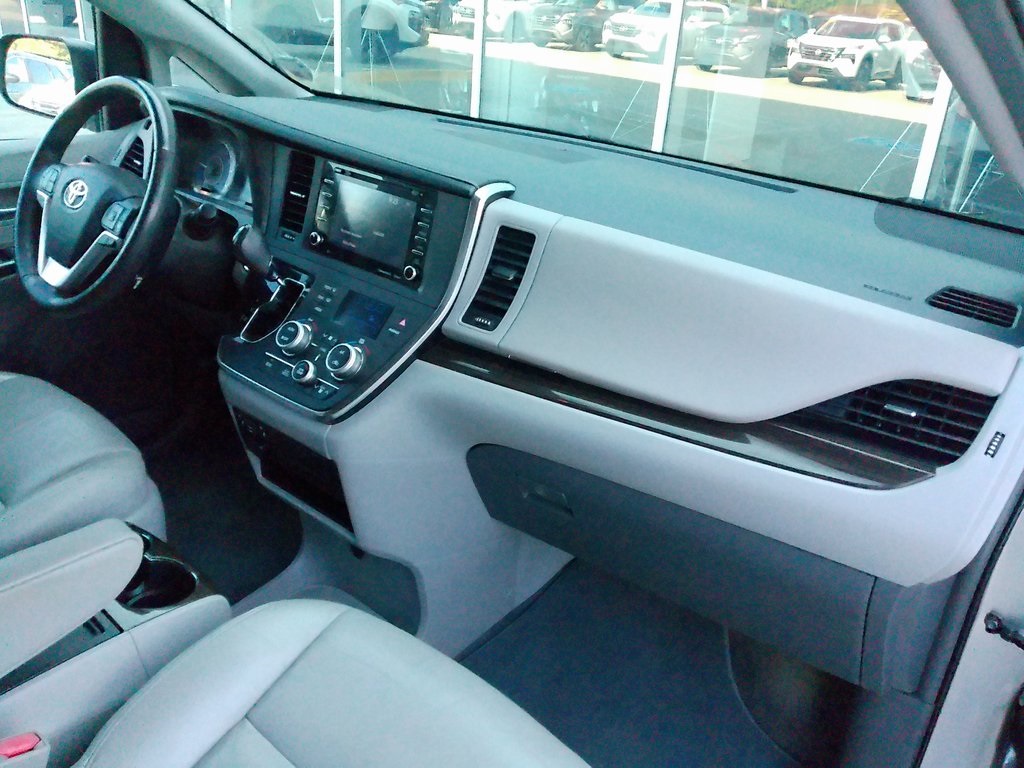 2018 Toyota Sienna XLE photo 13